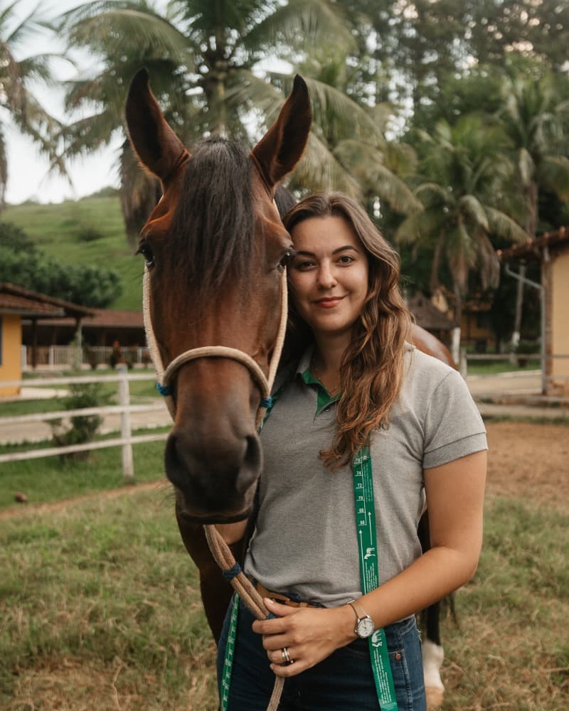Marina Monteiro em ambiente de campo
